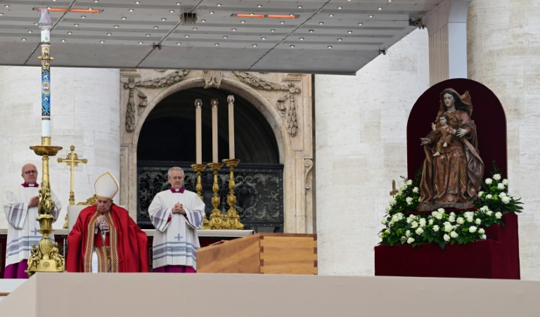 Francisco homenageia Bento XVI, 1º papa da era moderna a renunciar