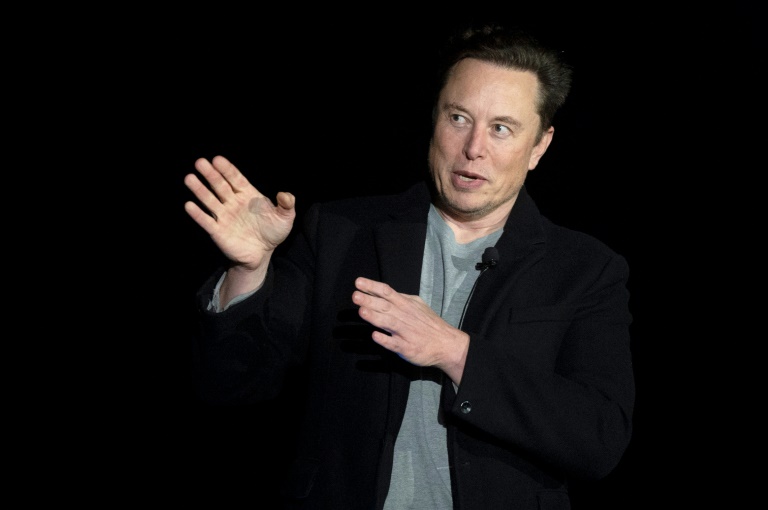 O assunto data de 2018, quando Musk fez um tuíte assinalando que queria retirar a Tesla da bolsa e que tinha o devido financiamento para isso.