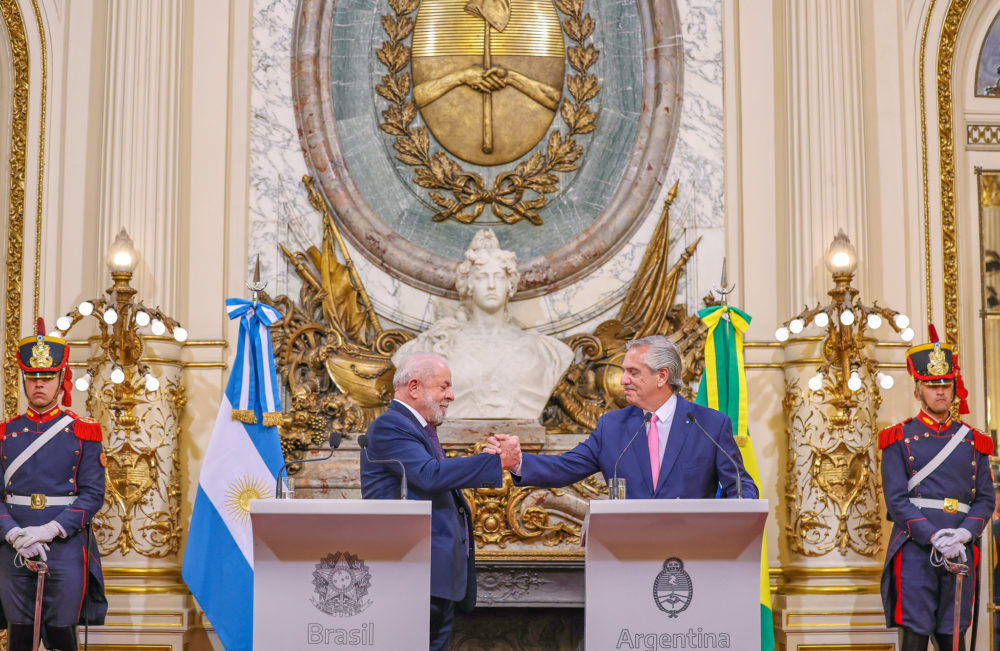 Luiz Inácio Lula da Silva e Alberto Fernandez se cumprimentam durante encontro bilateral em Buenos Aires