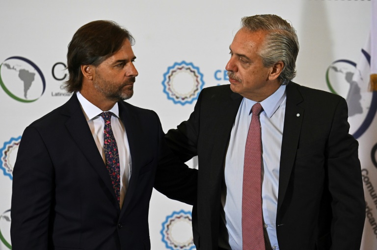 O presidente da Argentina e anfitrião da cúpula da Celac, Alberto Fernández (D), posa para fotos ao lado de seu colega uruguaio, Luis Lacalle Pou (E), antes do início da reunião em Buenos Aires, em 24 de janeiro de 2023