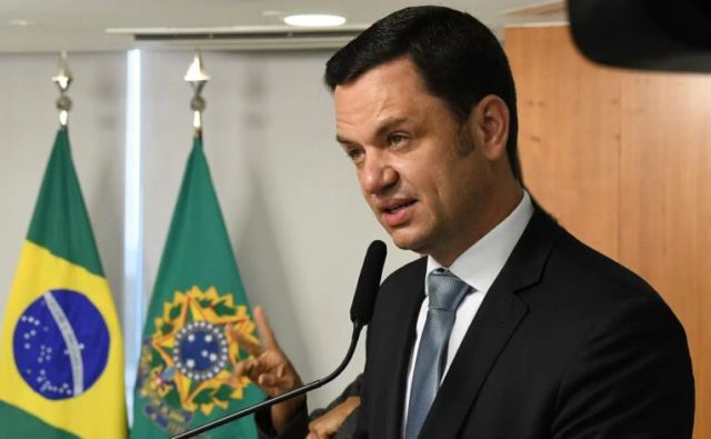 Minuta de decreto de Anderson Torres prevê comissão com Bolsonaro