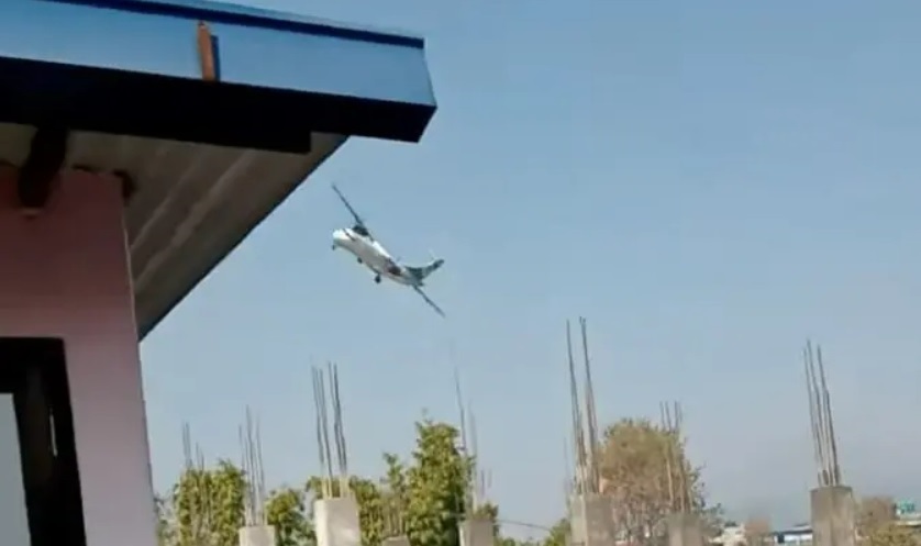 Um vídeo registra a aeronave se aproximando do solo. É possível ver que os passageiros estão calmos e não há qualquer indicação de problema com o avião.
