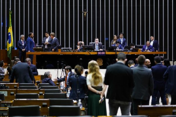 Passada a posse de Luiz Inácio Lula da Silva na Presidência, a bancada do PT na Câmara entra agora em uma disputa para definir quem vai liderar o partido na Casa nos próximos anos