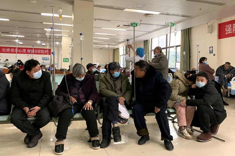 Pacientes com covid-19 recebem tratamento médico em um hospital em Fengyang, província de Anhui, leste da China, em 5 de janeiro de 2023