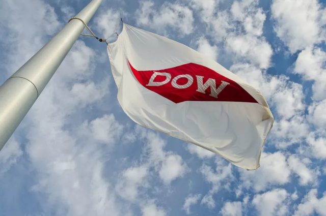 Dow Inc. corta 2 mil empregos e tenta reduzir custos em US$ 1 bi; balanço frustra