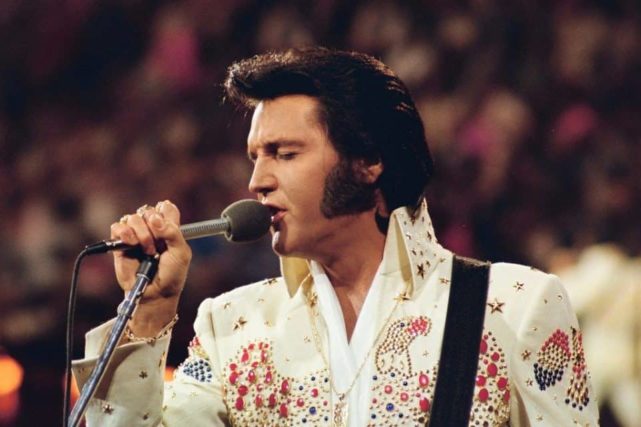 Itens pessoais que pertenceram à lenda do rock Elvis Presley devem arrecadar grandes quantias em dinheiro quando forem a leilão nesta semana.