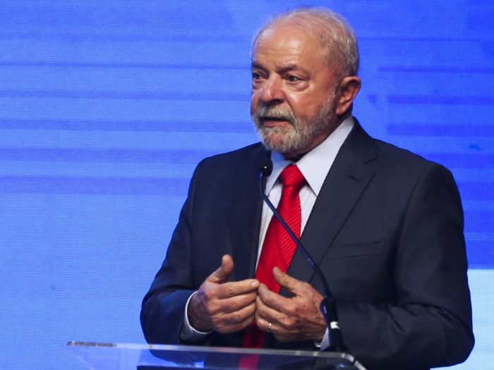 O presidente Luiz Inácio Lula da Silva participa da cerimônia de posse da presidenta da Caixa, Rita Serrano, em Brasília