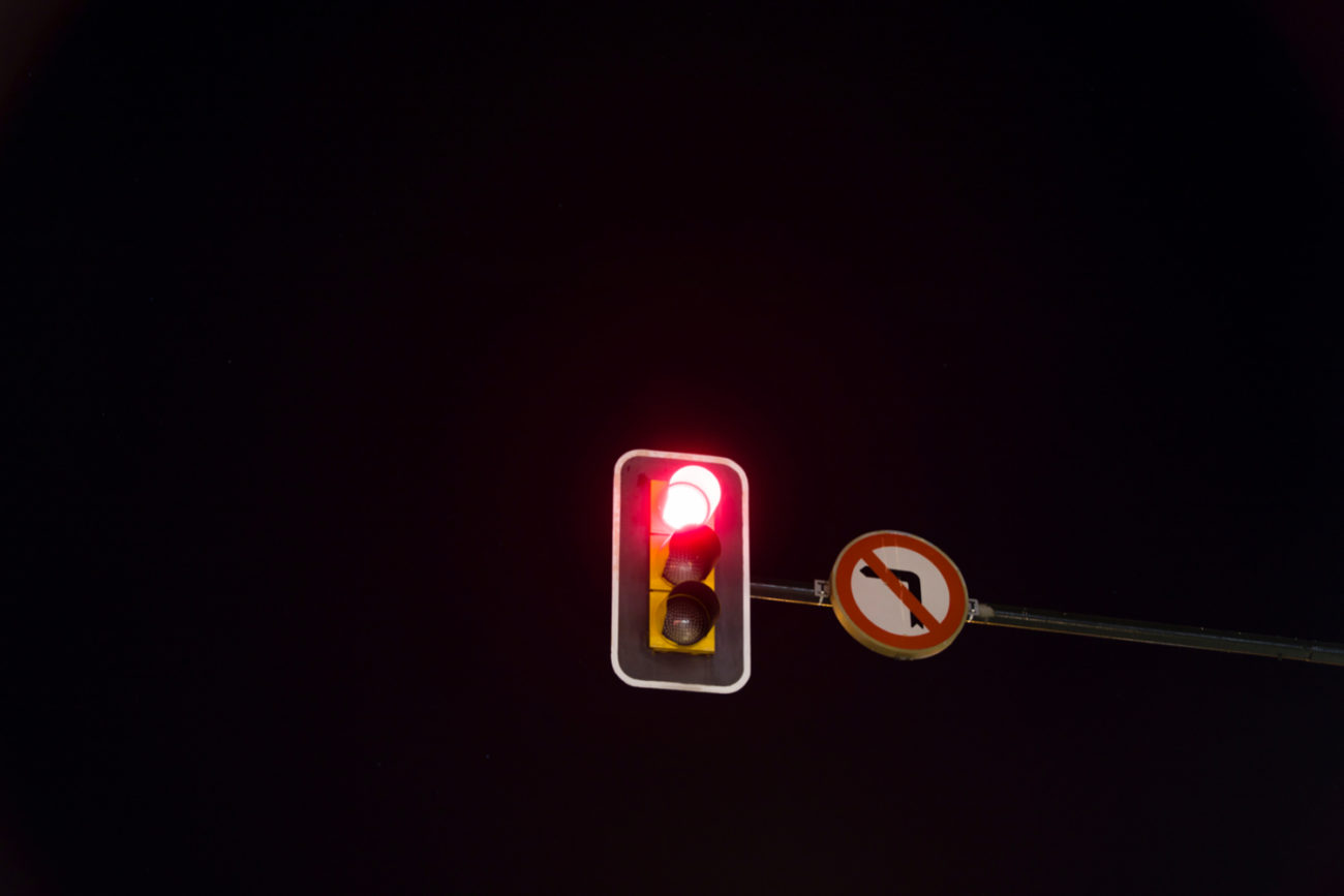 Furar o sinal vermelho, em qualquer hipótese, é proibido, de acordo com o CTB