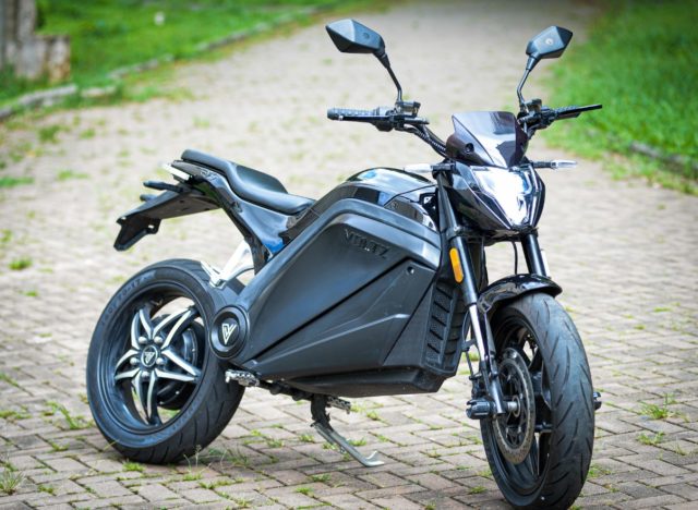 De acordo com a Fenabrave, foram mais de 7.200 unidades de motos e scooter elétricos vendidos em 2022, um número que reflete o interesse crescente