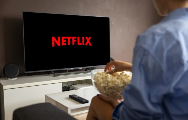 Internautas reagem a cobrança adicional da Netflix e ameaçam cancelamento -  ISTOÉ DINHEIRO
