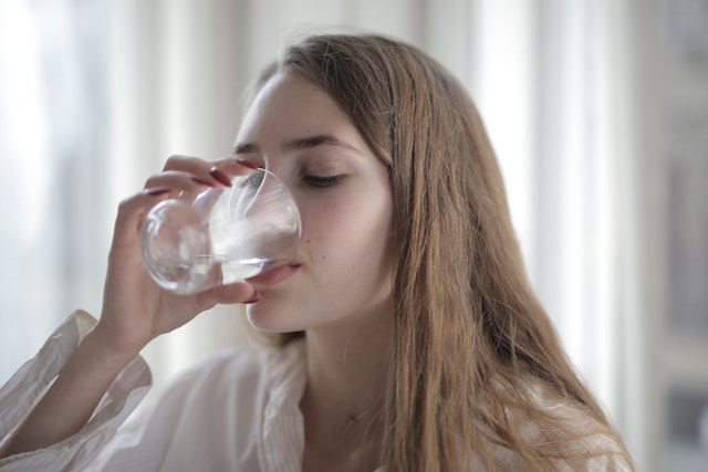 Mas beber bastante água também está associado a um risco significativamente menor de desenvolver doenças crônicas e menor risco de morrer cedo