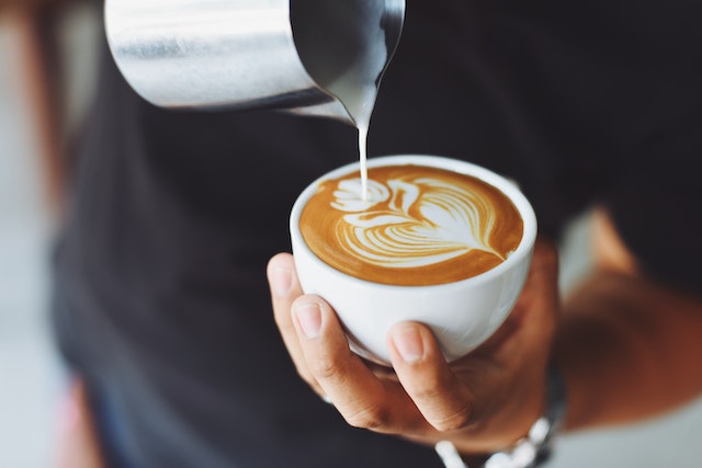 Beber pelo menos uma xícara de café por dia pode fazer você se mover mais, mas dormir menos – e pode colocá-lo em risco de um tipo de palpitação cardíaca.