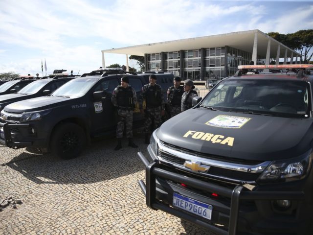 Militares e Veículos da Força Nacional de Segurança Pública do Brasil, em frente ao Palácio do Planalto e na Praça dos Três Poderes, em Brasília