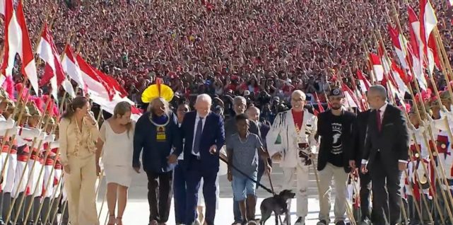 No Planalto, Lula recebeu a faixa presidencial de uma mulher negra e os cumprimentos de representantes da população brasileira.