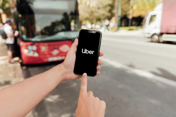 A Uber anunciou nesta quinta-feira, 5, o início do serviço de viagens com motocicleta para passageiros nas cidades de São Paulo e do Rio de Janeiro