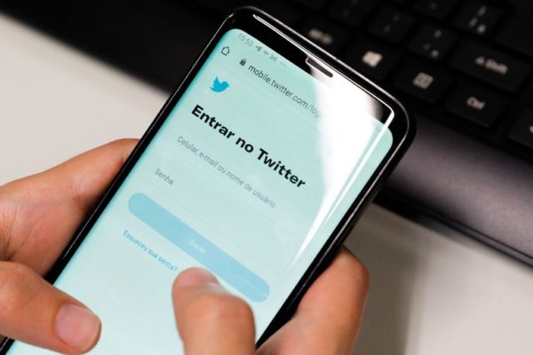 O Twitter anunciou na noite desta quarta feira, 8 de fevereiro, que irá começar a limitar os usuários de fazerem apenas mil e quinhentos tweets por mês