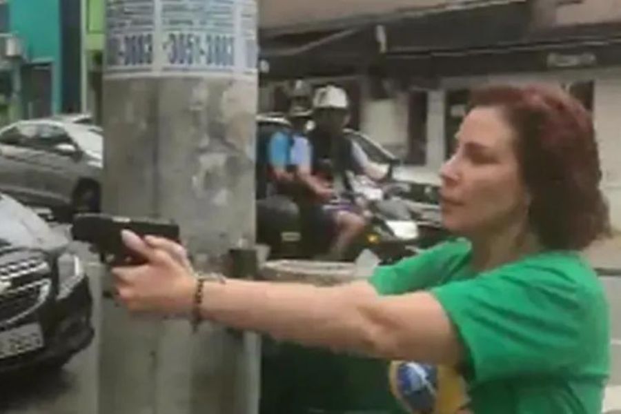 Proibição do porte de arma aconteceu depois que a deputada perseguiu um homem negro pelas ruas de São Paulo