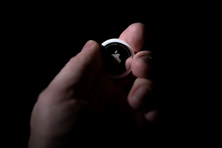 Esse sensor do tamanho de uma moeda é "uma maneira muito fácil de rastrear coisas", segundo o site da Apple