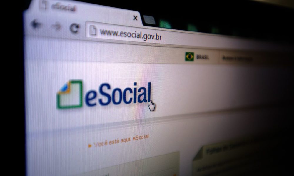 No eSocial, os empregadores comunicam ao governo de forma unificada as informações relativas aos trabalhadores