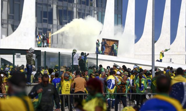Ataques aconteceram na tarde de domingo (8), quando centenas de pessoas invadiram Brasília