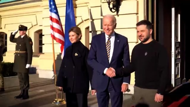 Zelensky recebeu Biden na manhã desta segunda-feira (20)