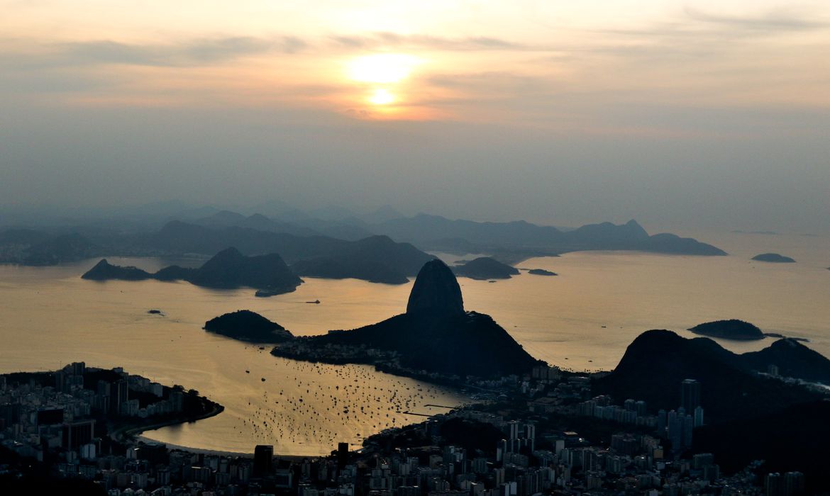 Aproximação e passagem de uma frente fria sobre o oceano influenciarão o tempo na cidade do Rio de Janeiro neste sábado (18)