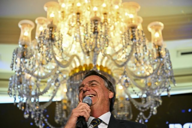 O ex-presidente brasileiro Jair Bolsonaro fala durante o "Comício do Poder do Povo", no resort Trump National Doral, em Miami, Flórida, em 3 de fevereiro de 2023 - AFP