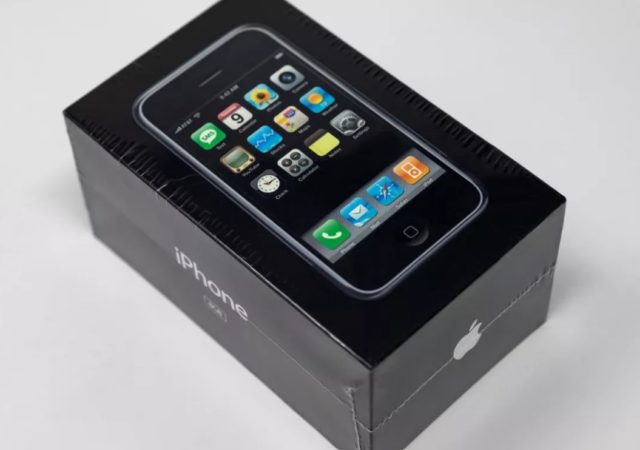 Um iPhone de primeira geração lacrado de 2007 está chegando ao leilão com um valor estimado de $ 50.000, aproximadamente R$ 260.00 no câmbio atual.