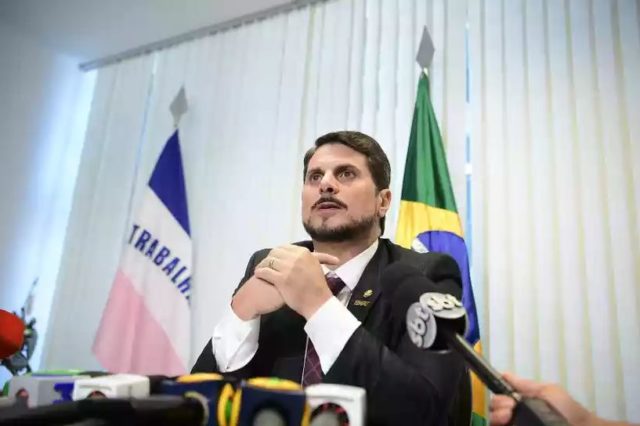 Após receber ligações de filhos de Bolsonaro, Marcos do Val muda de versão