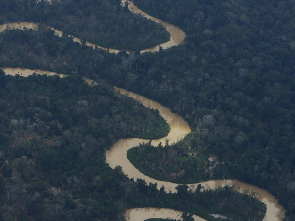 Rios contaminados têm coloração e margem afetados pela atuação de garimpo ilegal na região do Surucucu, dentro da Terra Indígena Yanomami, Oeste de Roraima, avistados em sobrevoo da Força Aérea Brasileira para lançamento de suprimentos