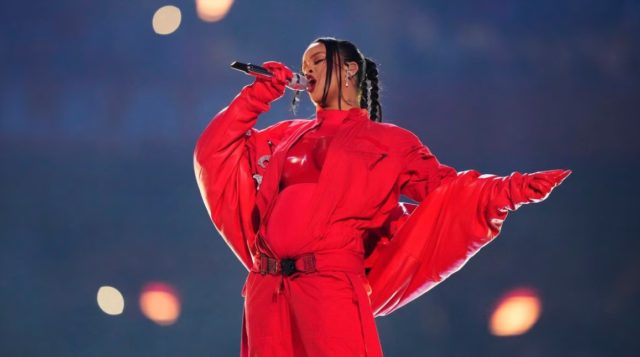 Rihanna se apresentou no Superbowl 57 no domingo (12) e se maquiou com um pó compacto de sua própria marca; ele custa R$225 no Brasil
