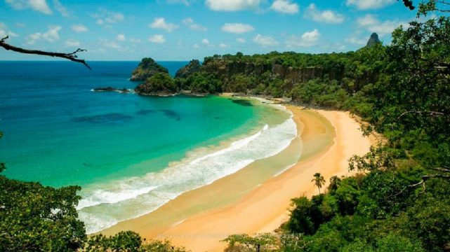 A número 1 do ranking pelo sexto ano consecutivo é a Baía do Sancho, em Fernando de Noronha, localizada a cerca de 320 km da costa do Brasil.