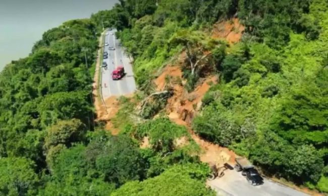 A estrada está totalmente interditada em ambos os sentidos, com um bloqueio no quilômetro 82,1, região de Biritiba Mirim
