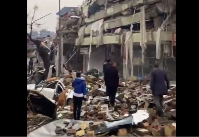 Torcedores do Besiktas jogam brinquedos no campo para crianças afetadas por  terremoto