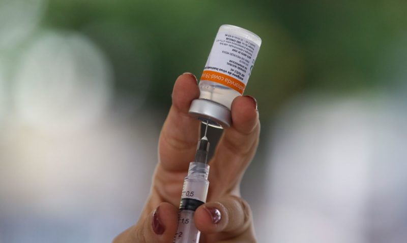 Brasil começa a aplicar vacina bivalente contra covid-19