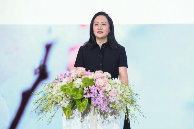 Lucro da Huawei registra queda expressiva e filha do fundador da empresa assume a presidência