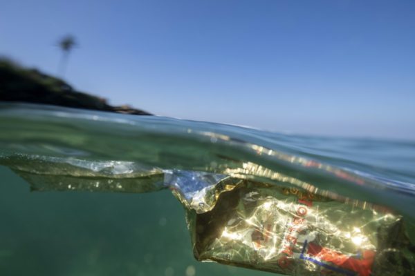 Os oceanos contêm atualmente cerca de 170 trilhões de fragmentos de plástico