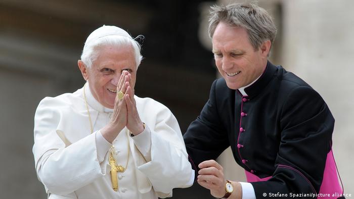Em 2013, Bento XVI se tornou o primeiro pontífice a renunciar em 600 anos e, desde então, era chamado de papa emérito. Morreu em 2022.