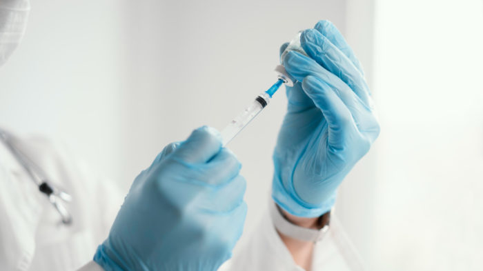 Nenhum efeito colateral grave da vacina experimental foi relatado. Os efeitos colaterais mais comuns foram fadiga, dor no local da injeção e calafrios.