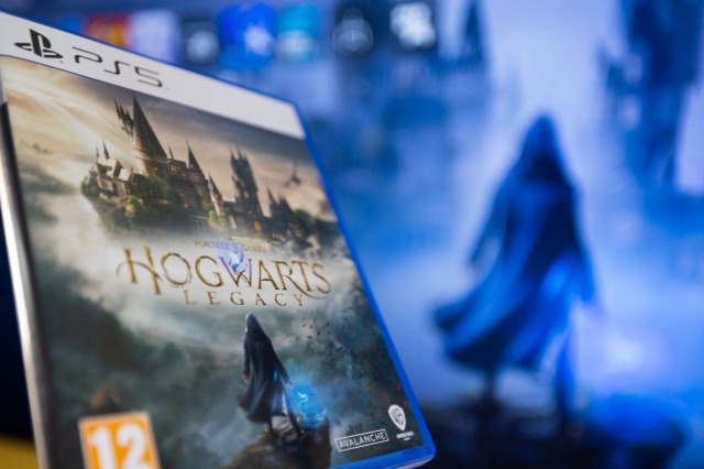 Hogwarts Legacy vendeu mais de 12 milhões de cópias e arrecadou US$ 850 milhões em vendas globalmente, se tornando o maior lançamento global da história da Warner Bros. Games