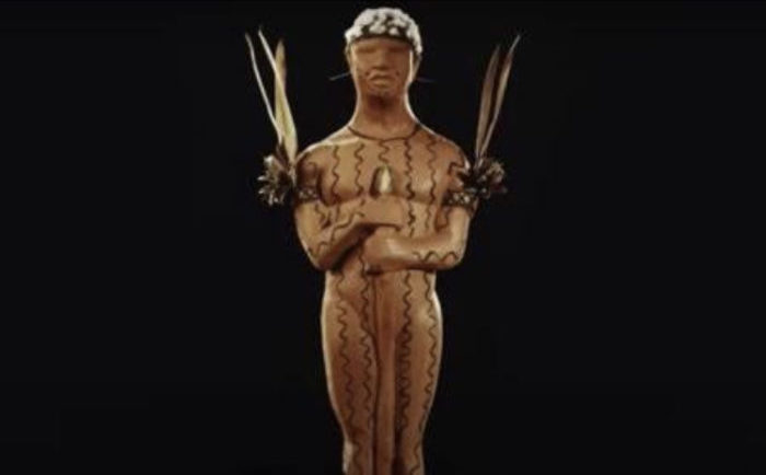 A Urihi Associação Yanomami oferece aos artistas vencedores do Oscar uma escultura da divindade Omama