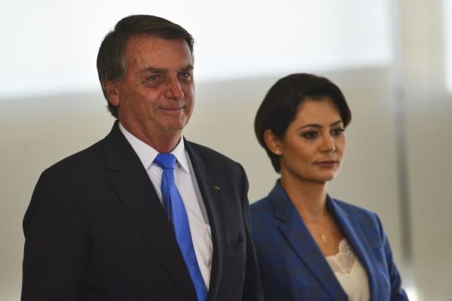 Bolsonaro teria escondido um colar, um par de brincos de diamantes, um relógio e um anel na mochila do militar Marcos André dos Santos Soeiro