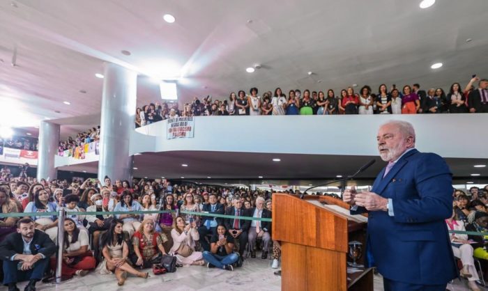 Lula lança pacote de medidas para mulheres que inclui igualdade salarial; veja todas medidas