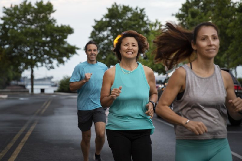 O cumprimento das diretrizes de atividade física para atividades aeróbicas e de fortalecimento muscular reduz o risco de morte por gripe e pneumonia em 48%