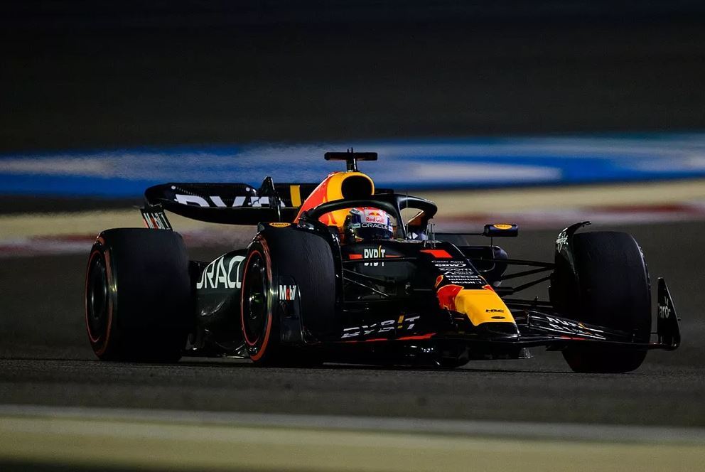 Em uma disputa entre bicampeões mundiais, o espanhol de 41 anos deu a sua volta 0s005 mais rápido que o atual campeão Verstappen, com Sergio Pérez da Red Bull em terceiro lugar, 0s106 atrás