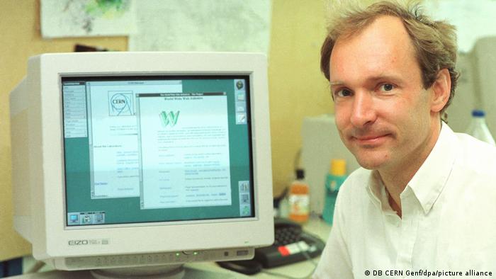 Em 30 de abril de 1993 os pesquisadores do Cern lançaram a World Wide Web
