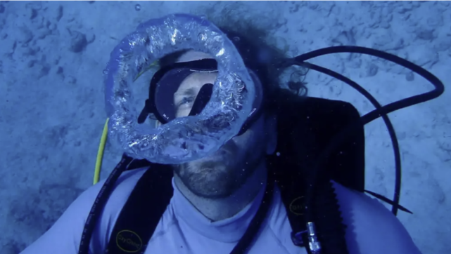 O ex-oficial da Marinha, Dr. Joseph Dituri, está tentando quebrar um recorde mundial ao passar 100 dias em um habitat subaquático na Flórida