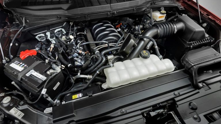 Ford F-150 Platinum pickup V8 engine