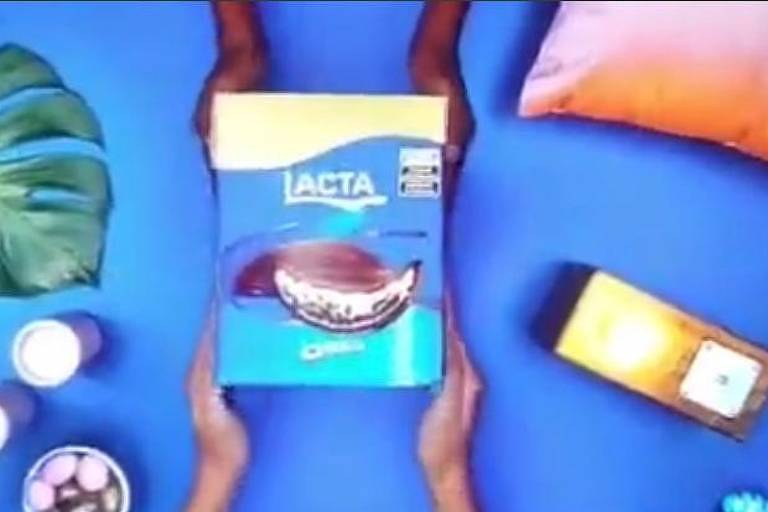 No vídeo de dez segundos, uma personagem branca entrega um ovo de chocolate de presente a uma pessoa preta por ter feito a decoração da casa.