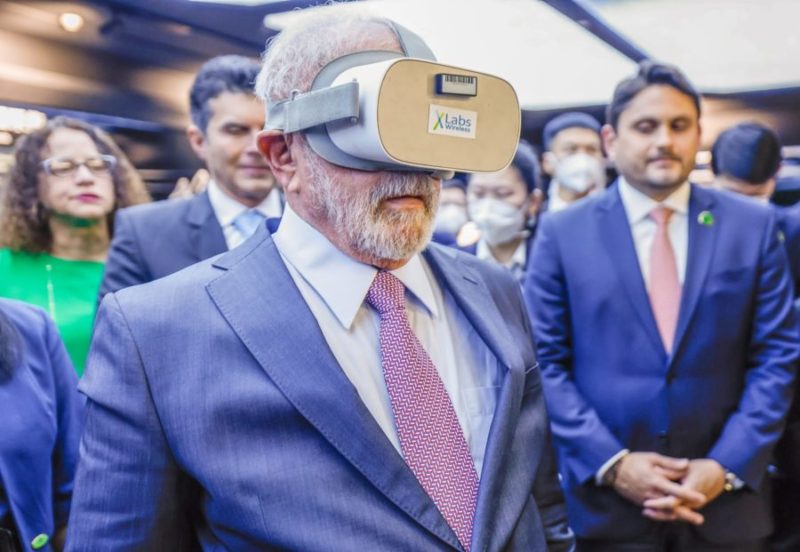 Lula usando óculos de realidade virtual